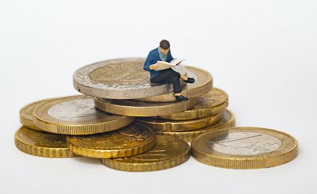 Deposits and loans decrease in July