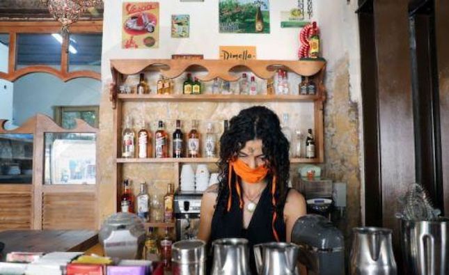 The use of face masks indoors is mandatory again