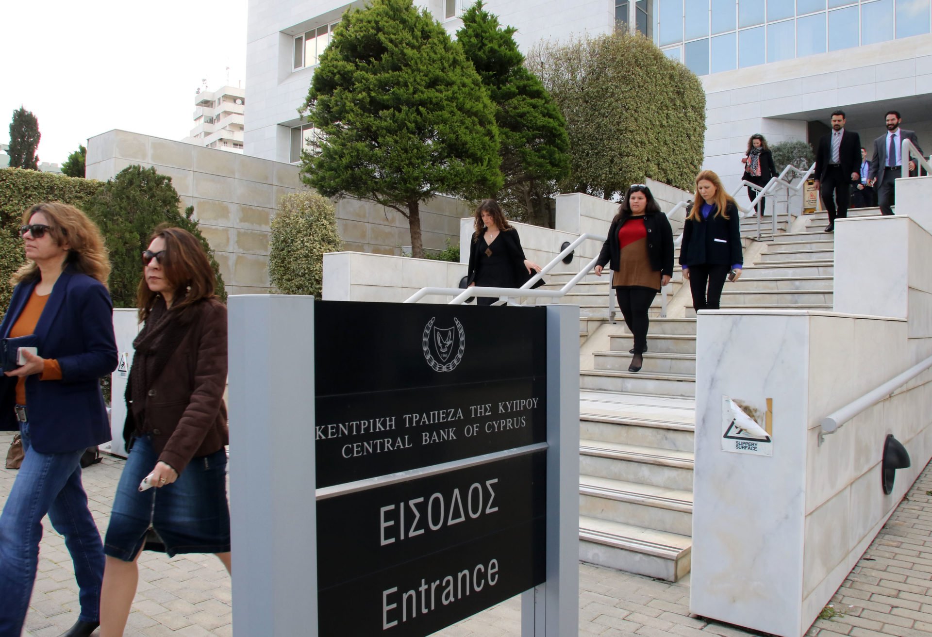 Government considering state guarantees to banks worth €2 billion