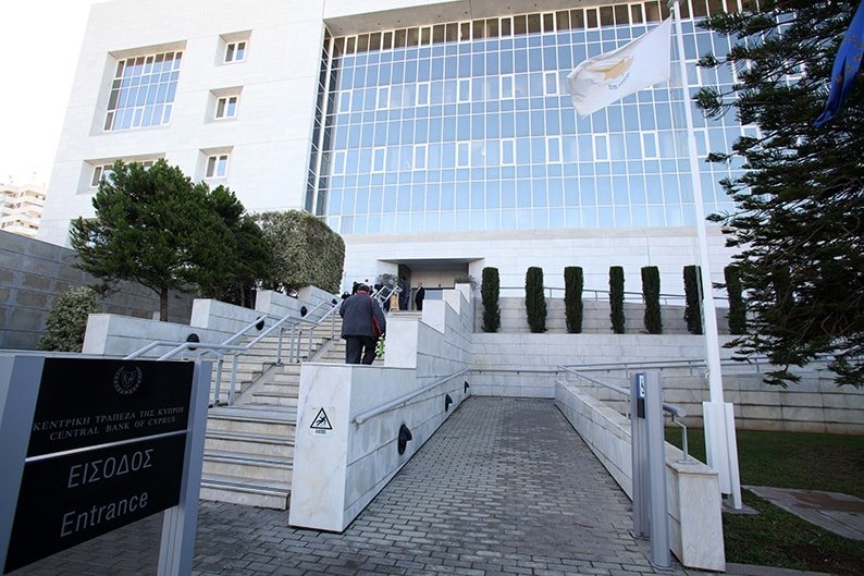 Deferred instalments of €894 m as part of loan payment moratorium