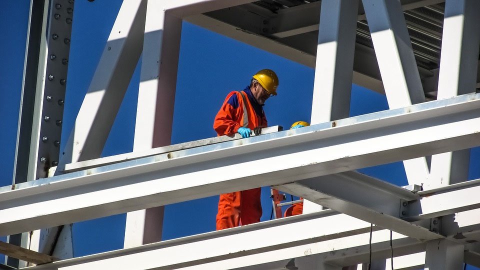 Average hourly labour costs estimated at €17